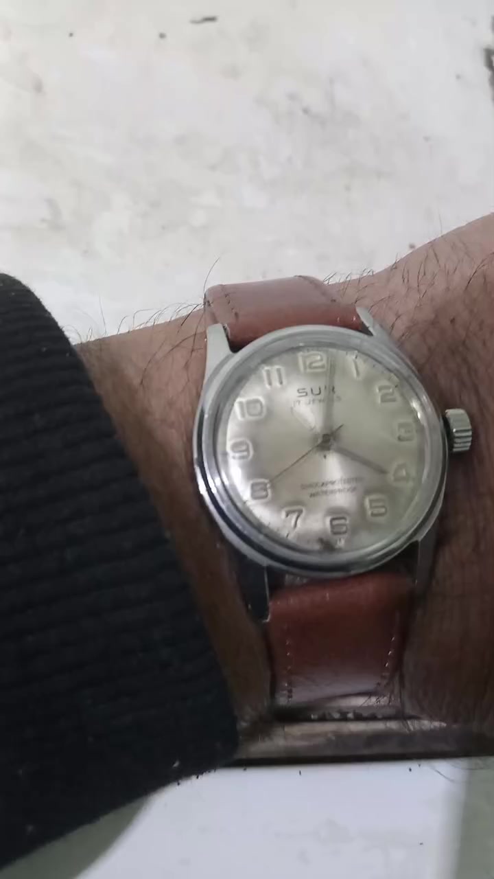من رخصة الادمن المحترم
ساعة سويسري قديم جدا ماركة sur تكويك واوتوماتيك شغالة وهاي ماكنتها ..تحياتي


**إذا كنت صاحب هذا الإعلان وتريد حذفه لأي سبب، رجاءا أرسل رسالة إلى الدعم الفني**