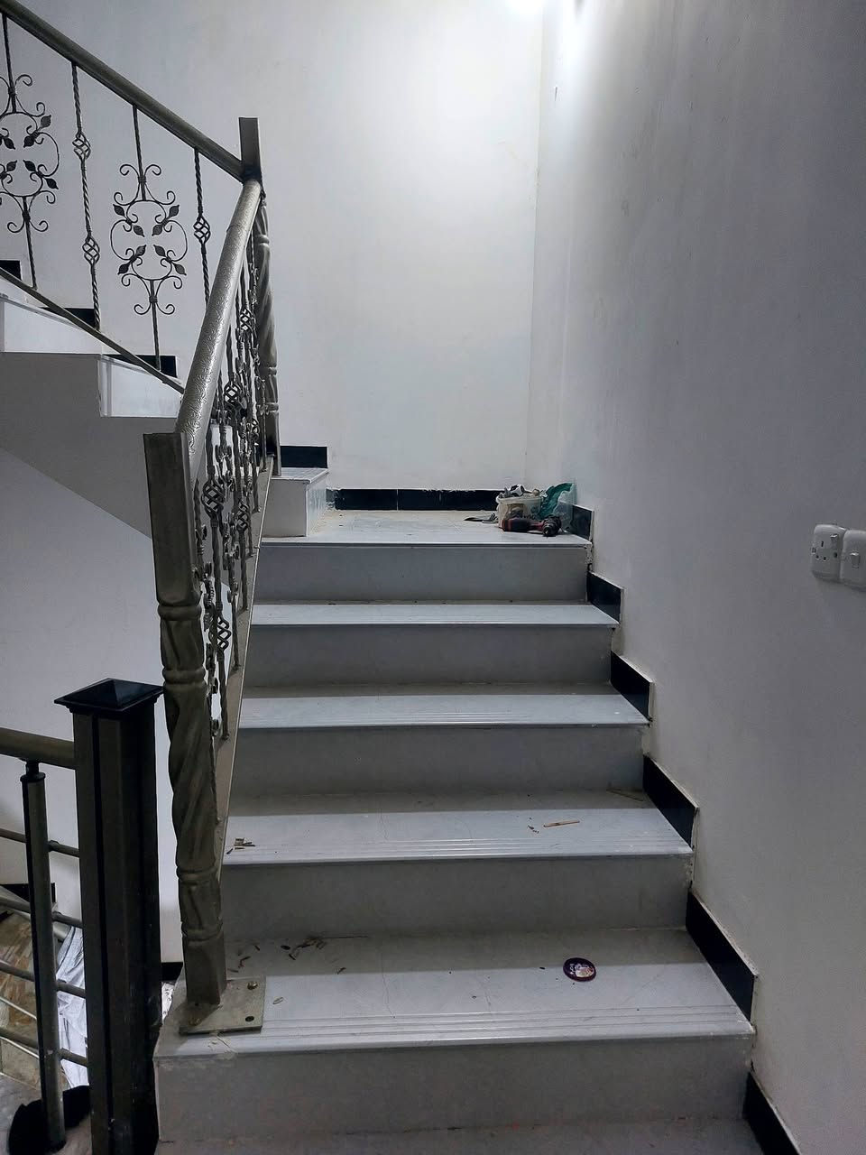 دار مساحة ١٠٠متر في الجغيفي الثانيه قرب اسواق جنه بناء حديث طابوق طابقين درجه اوله اساس رفت ٣غرف بيتونه طابق ثالث السعر ٦٧ للإستفسار ***********
