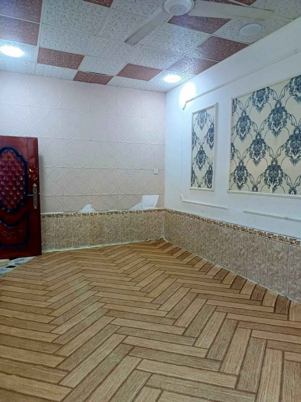 بيت للرهان النجف حي ميسان ع الشريط قرب صيدليه الشراع مساحه 100متر يحتوي على غرفه وصاله واستقبال ومطبخ وصحيات والطابق الثاني يحتوي على غرفه وصاله البيت كلش نظيف ومرتب السعر المطلوب 28مليون مده الرهان سنه وقابل للتجديد 

للاستفسار والمعلومات الاتصال بنا ع *********** 

او مراجعه مكتب ألروان للوساطه العقاريه والمقاولات العامه 

عنوان المكتب حي ميسان ع الشريط قرب صيدليه الشراع 

عندك بيت عرصه للبيع راسلنه وات ساب وتدلل
#النجف #الكوفة #حي_ميسان #عقارات #ايجار #رهان #بيع #شراء #مكتب_الروان
