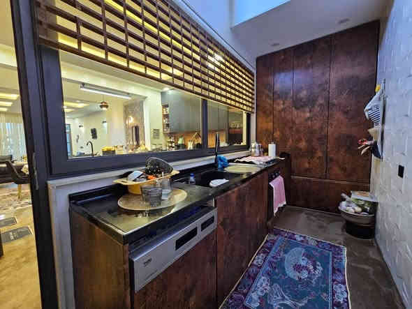 کوردی - عرەبی  
___________
بیت VIP للبیع في منطقة هاواری شار 

▫️٢٣٠ متر 
▫️قریب شارع کویە
▫️مقابل بوابە 
▫️٥ نوم 
▫️٣ حمام
▫️مکنسة کهربائة مرکزیة
▫️سیستم شوفاج
▫️الارض کامل خشب
▫️کاونتر مع بیت 
▫️السعر ١٨٥،٠٠٠ $ یعدل ١٨ شدات و  ٥٠٠٠$ زائد معاملە
--------
خانووی VIP  بۆ فرۆشتن لە هەواری شار 

▫️٢٣٠ مەتر 
▫️نزیک شەقامی کۆیە 
▫️بەرامبەر بەوابە 
▫️٥ ژووری نوستن 
▫️٣ حەمام
▫️گسکی کارەبایی مەرکەزی
▫️سیستەمی شوفاز
▫️ئەرزی پارکێت
▫️کەوەنتەری لەگەڵدایە
▫️نرخی ١٨٥،٠٠٠ $ دەکاتە ١٨ دەفتەر و ٥٠ وەرەقە و  مامەلە

رقم الاتصال او واتساب
0777 436 4633
0782 127 8772
