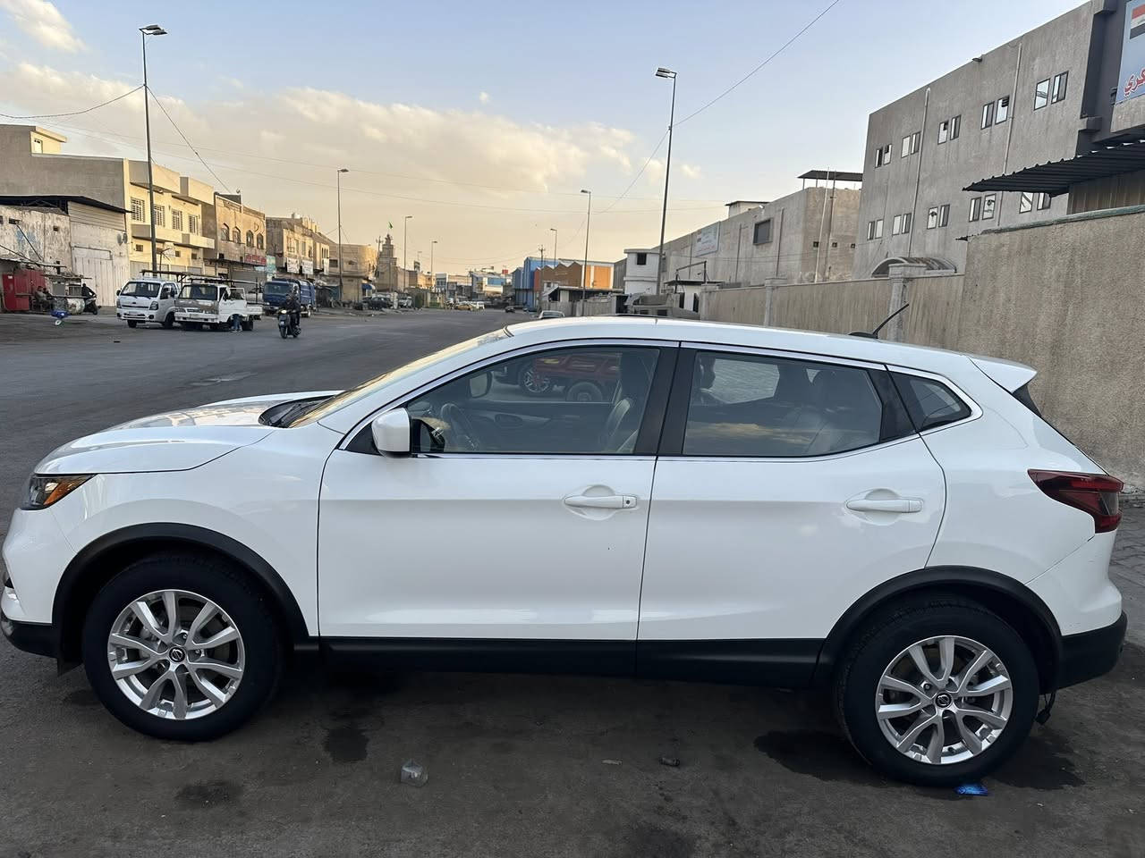 سلام عليكم
نيسان روج سبورت موديل 21 محرك 2000 رقم بغداد باسمي ماشية 80 الف  كامرة دوارة 3 انضمة قيادة مانع انزلاق توقف ذاتي عند الرجوع تحديد مسار فور ويل  وبعد بيها موصفات سعرها 157 $ هاتف ***********  مكان السيارة. بغداد
