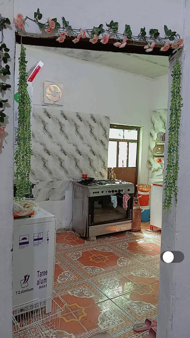 بيت زراعي للبيع 100متر نظيف مكانه نزله البو فياض حي المهندسين عرضه الشارع مالته 20متر متكون من غرفه وصاله ومطبخ واستقبال وصحيات امامي البيت سعره 38وبي مجال قليل التواصل على هذا الرقم ***********
