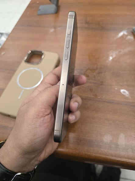 السلام عليكم ،، أيفون 16 برو ماكس لون ذهبي ذاكرة 256 بطارية 96 مامشخوط ولا مبدل بي أي شيء مشحون 304 والجهاز مامفتوح .العنوان الديوانية للاستفسار أكثر عبر الواتساب ***********….
