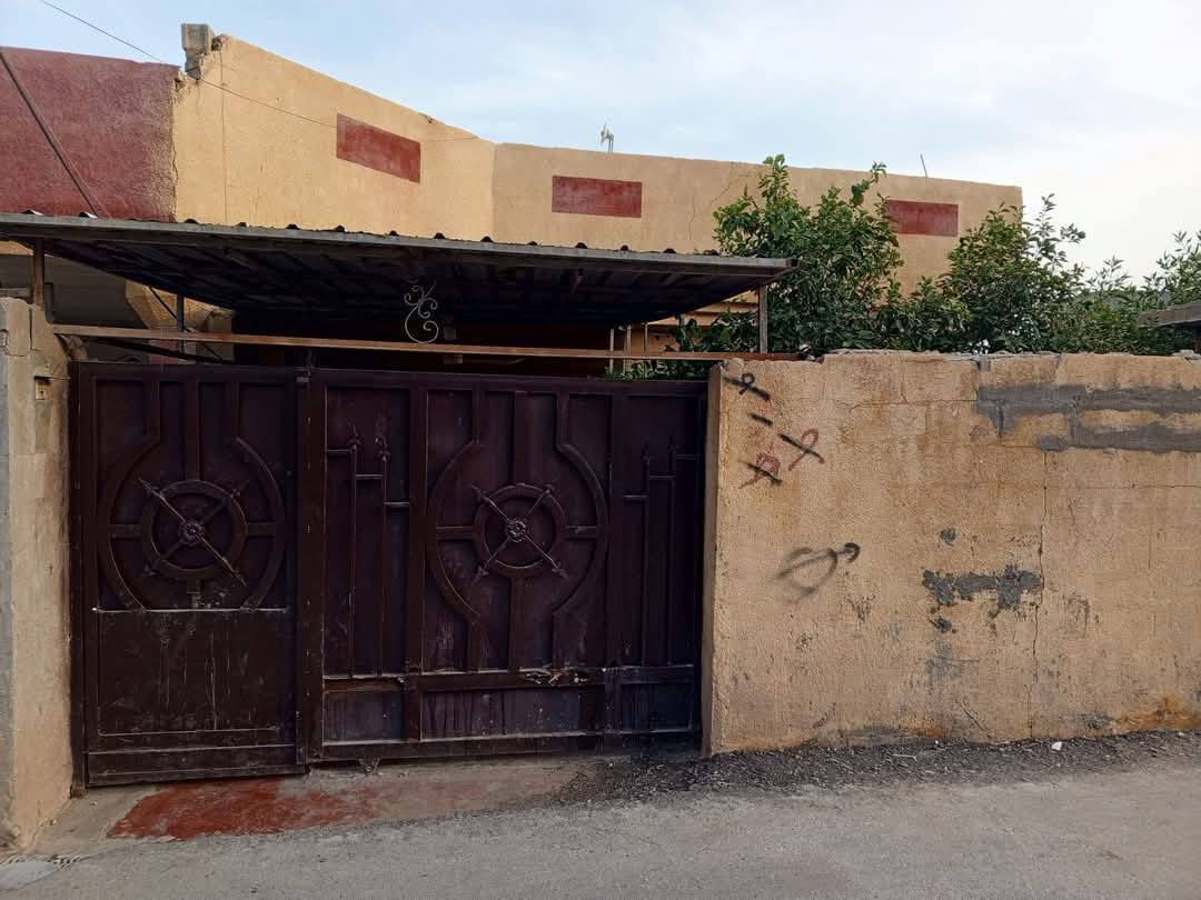 دار للبيع طابق ونص في منطقه الجعاره مساحه ٣٠٠ متر جنس الأرض طابو رزاعي قرار ٢٥  كافة الخدمات بي مي مجاري كله بل باب يحتوي على غرفتين + استقبال و صاله و مطبخ  و حمام داخلي و خارجي + تواليت خارجي + كراج سياره كبير + كراج حولي + حديقه اماميه  واصله مي و مجاري وكهرباء بباب البيت وشارع تبليط جديدد
سعر ب ٦٨
للاستفسار اتصل ***********/***********
