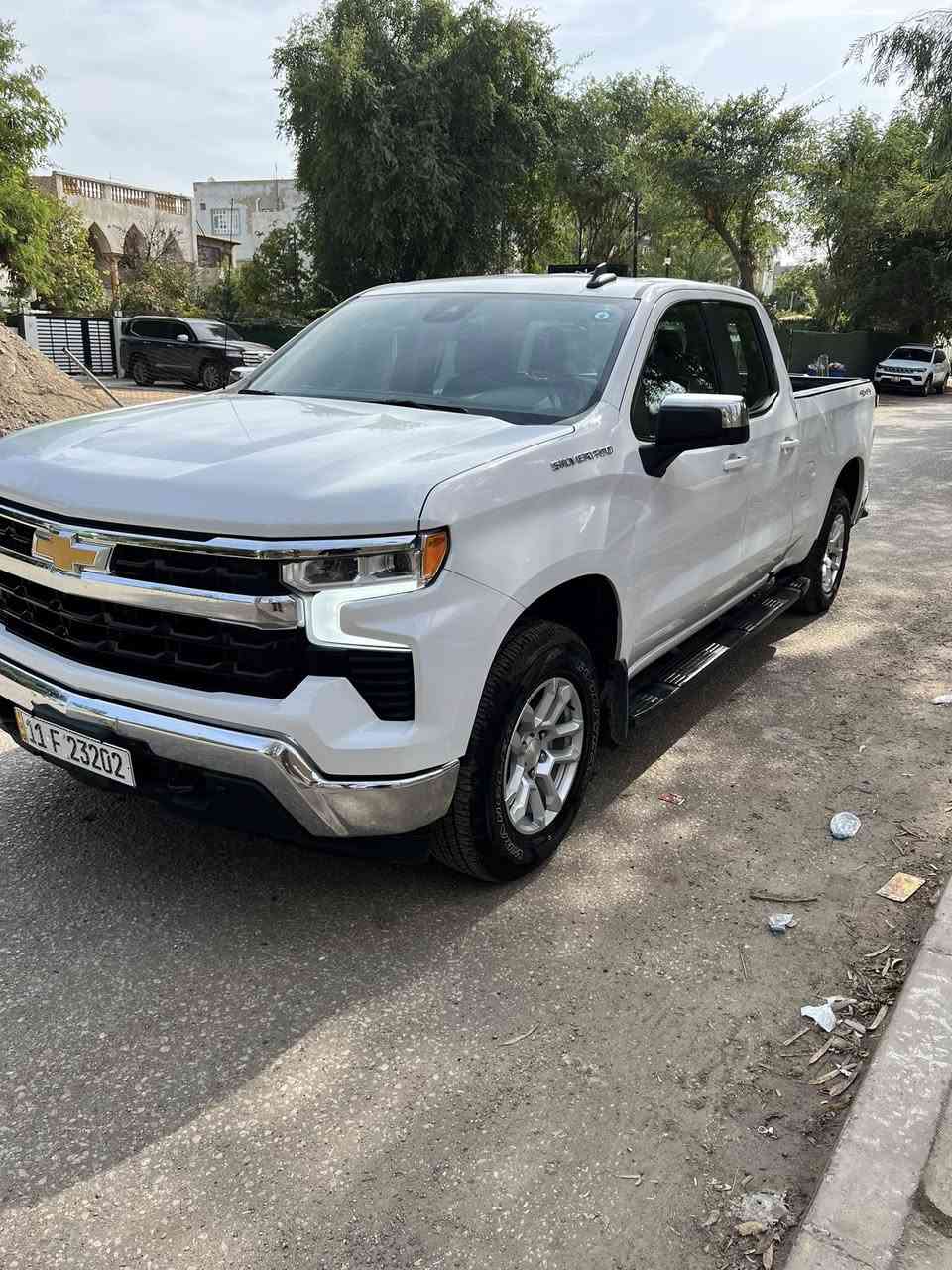 سلام عليكم ((مرقم بغداد كامل))
السعر 295 ورقة وبيها مجال
شفروليه سلفرادو موديل ٢٠٢٣ للبيع 
دفع رباعي دفع خلفي 
((محرك ٥٣٠٠ ثمانية سلندر))
عدادات شاشة وشاشة وسطية كبيرة
ماشية ٢٤ ميل
حادثها خلفي مبدل بدي كامل نفس اللون بدون صبغ 
مكان السيارة بغداد الحارثية
للاستفسار 
***********
