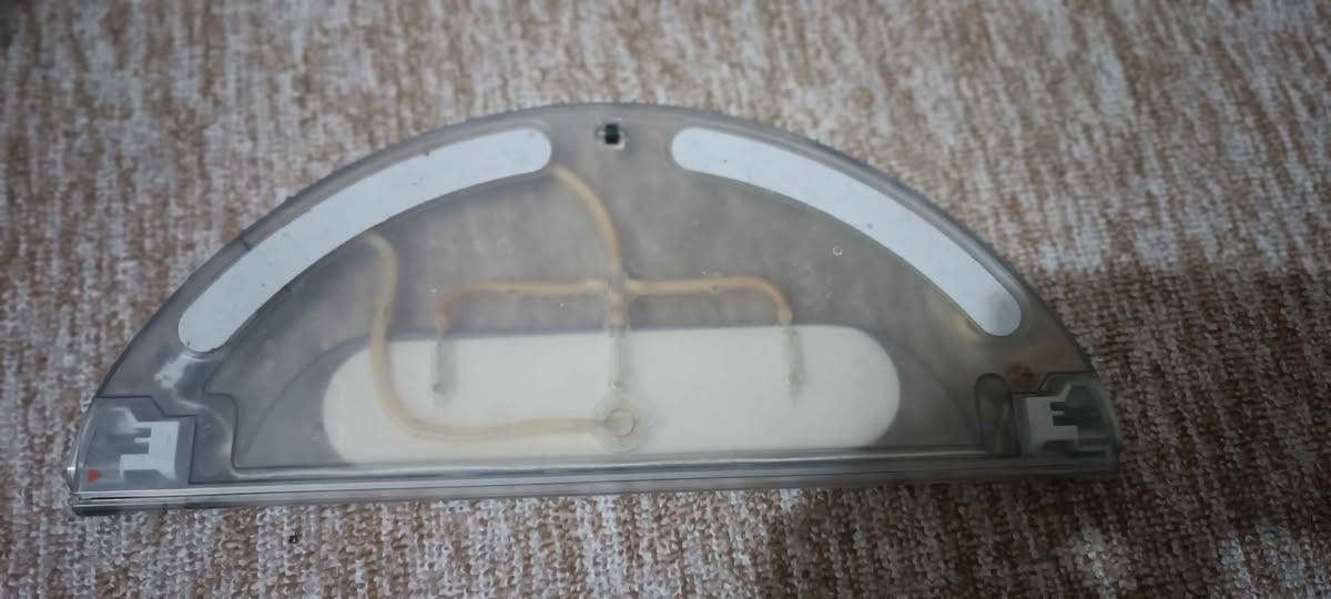 للبيع خزان المياه (قطعة التمسحي) الخاص بمكنسة شاومي الذكية. القطعة أصلية وتعمل بكفاءة عالية، مثالية كبديل لخزانك القديم أو المكسور.
​المواصفات:
​التوافق: متوافق مع سلسلة مكنسة Xiaomi Mi Robot Vacuum Mop.
​الحالة: نظيف جداً وبحالة ممتازة، الفلاتر والوصلات الداخلية سليمة تماماً.
​المميزات: سهولة التركيب، توزيع متساوي للمياه أثناء التنظيف.
​ملاحظة: يرجى التأكد من مطابقة الموديل مع مكنستك من خلال الصور.
​التوصيل:
📍 متوفر للاستلام المباشر.
🚚 يوجد خدمة توصيل!

تانکی ئاو (بەشی مەسحکردن) کە تایبەتە بە گسکە زیرەکەکانی کۆمپانیای شاومی. پارچەکە ئەسڵییە و زۆر خاوێن ڕاگیراوە.
​تایبەتمەندییەکان:
​گونجاوە بۆ: زنجیرە گسکەکانی Xiaomi Mi Robot Vacuum Mop.
​دۆخی پارچەکە: زۆر پاکە و وەک نوێ وایە، بەشە ناوخۆییەکانی و جێگەی فلتەرەکەی هیچ کێشەی نییە.
​تێبینی: تکایە پێش کڕین لە ڕێگەی وێنەکانەوە دڵنیابەرەوە کە لەگەڵ مۆدێلی گسکەکەت دەگونجێت.
​گەیاندن:
📍 دەتوانن وەرگرن لە شوێنی دیاریکراو.
🚚 خزمەتگوزاری گەیاندنمان هەیە! أربيل, العراق


**إذا كنت صاحب هذا الإعلان وتريد حذفه لأي سبب، رجاءا أرسل رسالة إلى الدعم الفني**