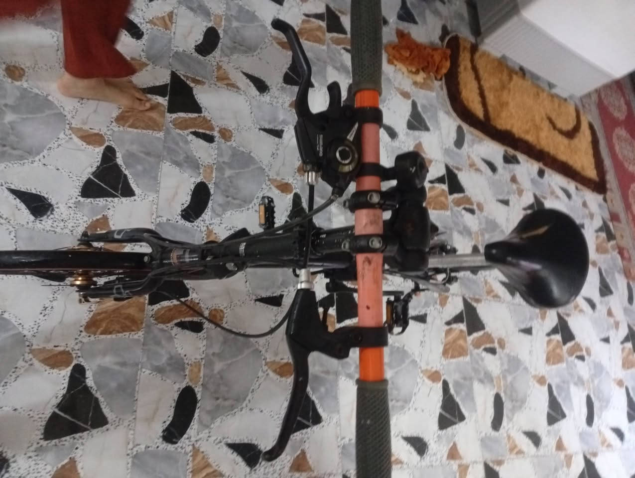 السلام عليكم باسكال البيع الباسكل كلش نضيف مامستخدام كلش قليل والله الباسكل كلش حلوه االون مميز اسواد ويابني والباسكل جديد السعر 100وبيه مجال العنوان كربلاء طوريج الرقم ***********
