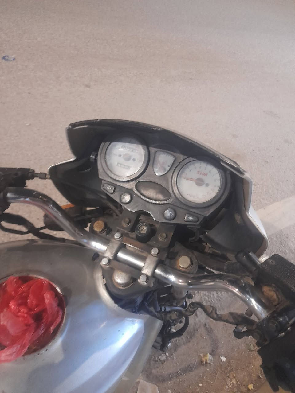 سلام عليكم سايم للبيع موديل 2017 موطور جاهز من كلشي نقصه قبق بانزين *********** العنوان رمادي الصوفيه مقابيل فرع الجنابيين السعر 550. موطور احله من الصوره
