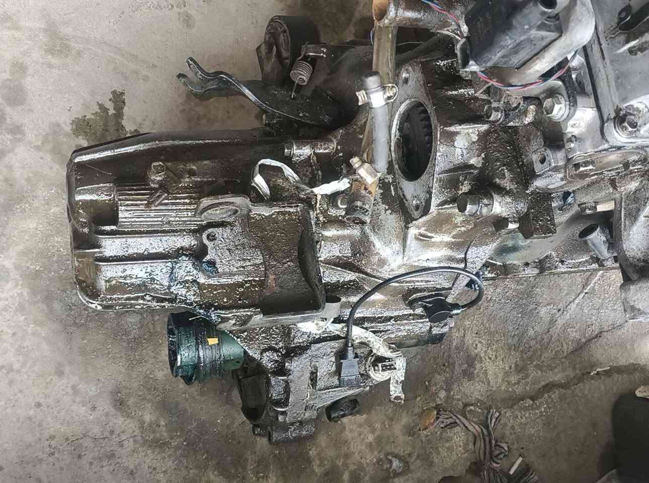 السلام عليكم مكينة للبيع
مكينة سايبة للبيع شرط الشغل 

مكينة كاملة الغراض الناقصة(دينمو...سلف...بخاخات) فقط
استفسار .......***********
