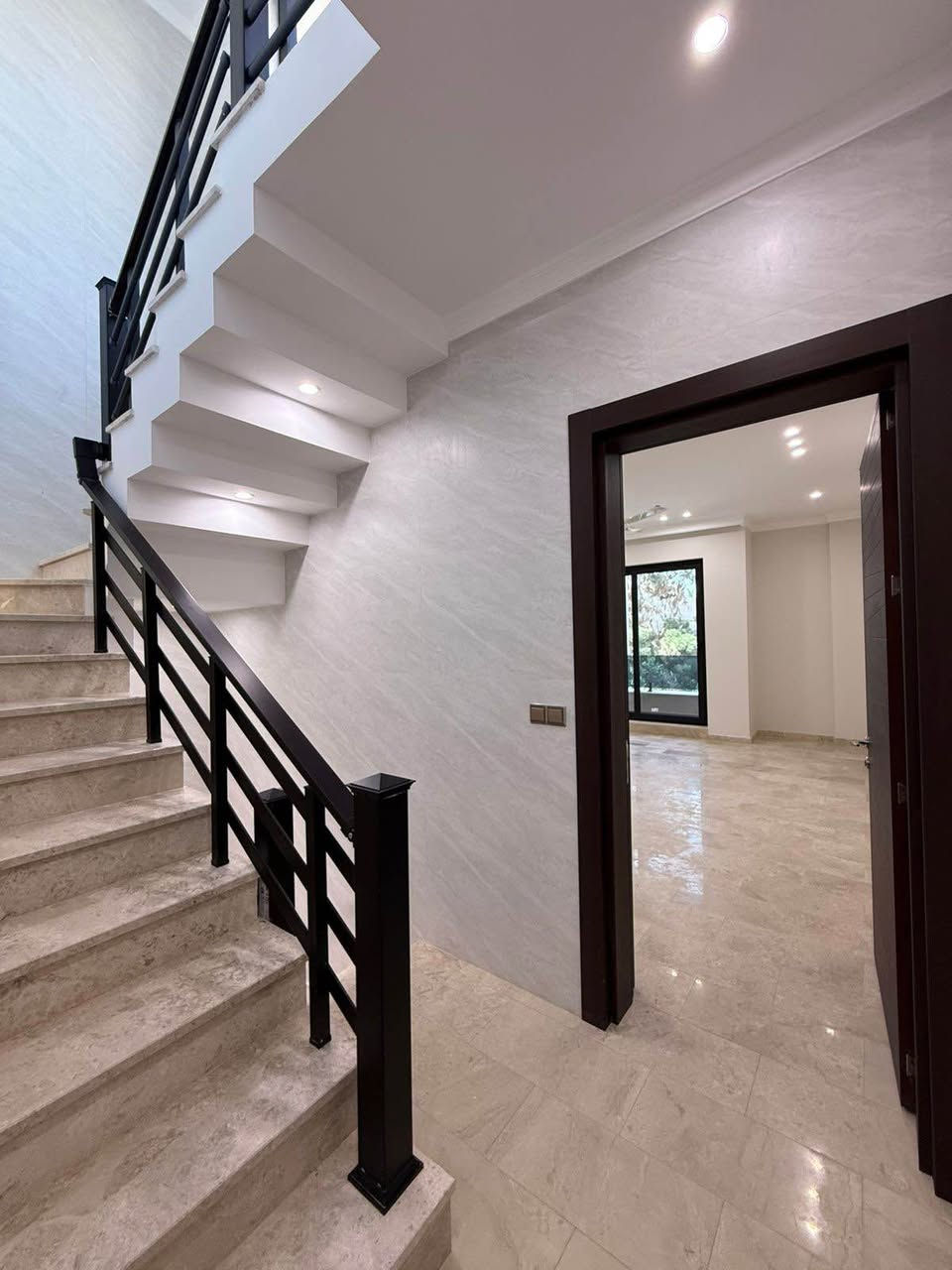 ⭕️ دار أنيق بتصميم راقٍ  #للإيجار 🏡 
ملاحظة : سعرة مناسب اي شخص يكدر يسكن بي 

مميزات الدار 
مجهز ب سبالت وستائر 
وكاونتر وكهرباء 24 ساعة 

الموقع / بغداد اليرموك محلة 614
اقرب نقطة دالة للدار  / مدرسة الفتح 

التفاصيل :
 • 🛋️ 1 صالة و مطبخ بنظام أمريكي 
 • 🛏️ 4 غرف نوم مريحة 
 • 🚿 2 حمامات و 1 منور وبلكونة 

📍 Aitisal Bi
📞 ***********

♦️زرونا في موقعنا :
بغداد – القادسية
شارع الخدمي / مقابل جامع ام الطبول 🕌

🏢 العقاري نمر الجبوري 
♻️ ملاحظة : اذ عندك عقار تريد اتبيعه او تأجره راسلنا على صفحة وخلي الباقي علينا. 

#عقارات_العراق #عقارات_بغداد #شراء_عقار #_تسويق_عقاري_احترافي
#عقارات #بغداد #للبيع #للايجار 
#اليرموك
#الداوودي
#القادسية
#الاميرات
#الحارثية بغداد, العراق
