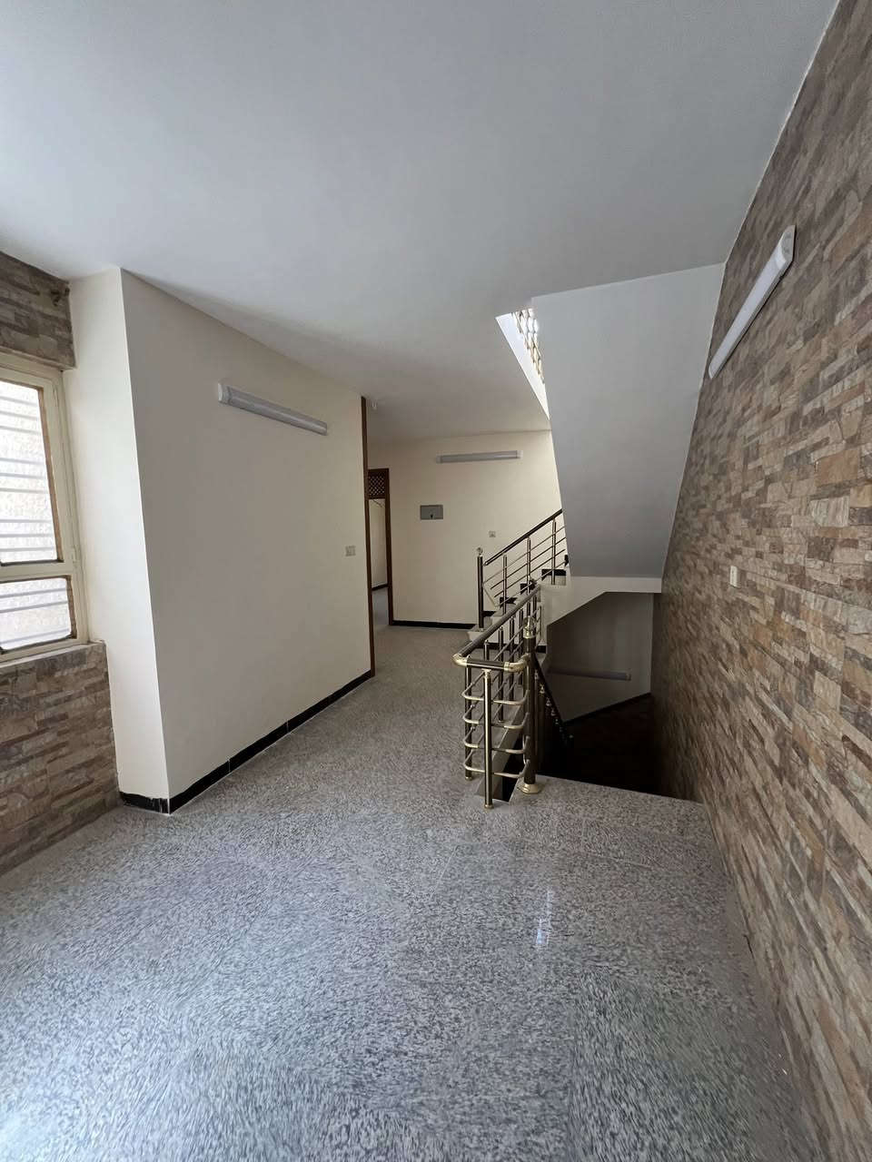 ⸻

🏡 للإيجار – بيت بموقع مميز

📍 الموقع: شارع المغرب
📐 المساحة: 180 متر

🔹 يتكون من:
• 3 غرف نوم
• صالة
• مطبخ
• هول داخلي
• كراج

💰 الإيجار:1200$

📞 للاستفسار: ***********
