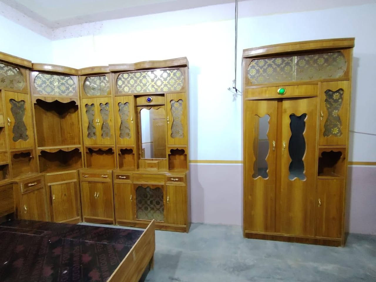 سلام عليكم يوجد غرفت نوم للبيع مستخدم نضافه 90 % 100 مكان الرمانه الربط *********** واتساب
