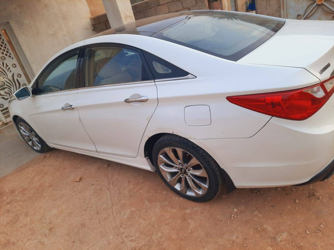 السلام عليكم 
سوناتا  2011 خليجي فوول 
فول مواصفات 
سقف بانوراما 
مكينة 2400 دوش 
تبريد قطعتين 
وباقي المواصفات المعروفه 
سيارة جديده جدا 
بيهأ جاملغ مبدل وباب صبغ الامامي الايمن
كير مكينه تبريد حداديه كفاله علشرط
السعر (115) وبيهأ مجال
مكاني الديوانية 
***********
