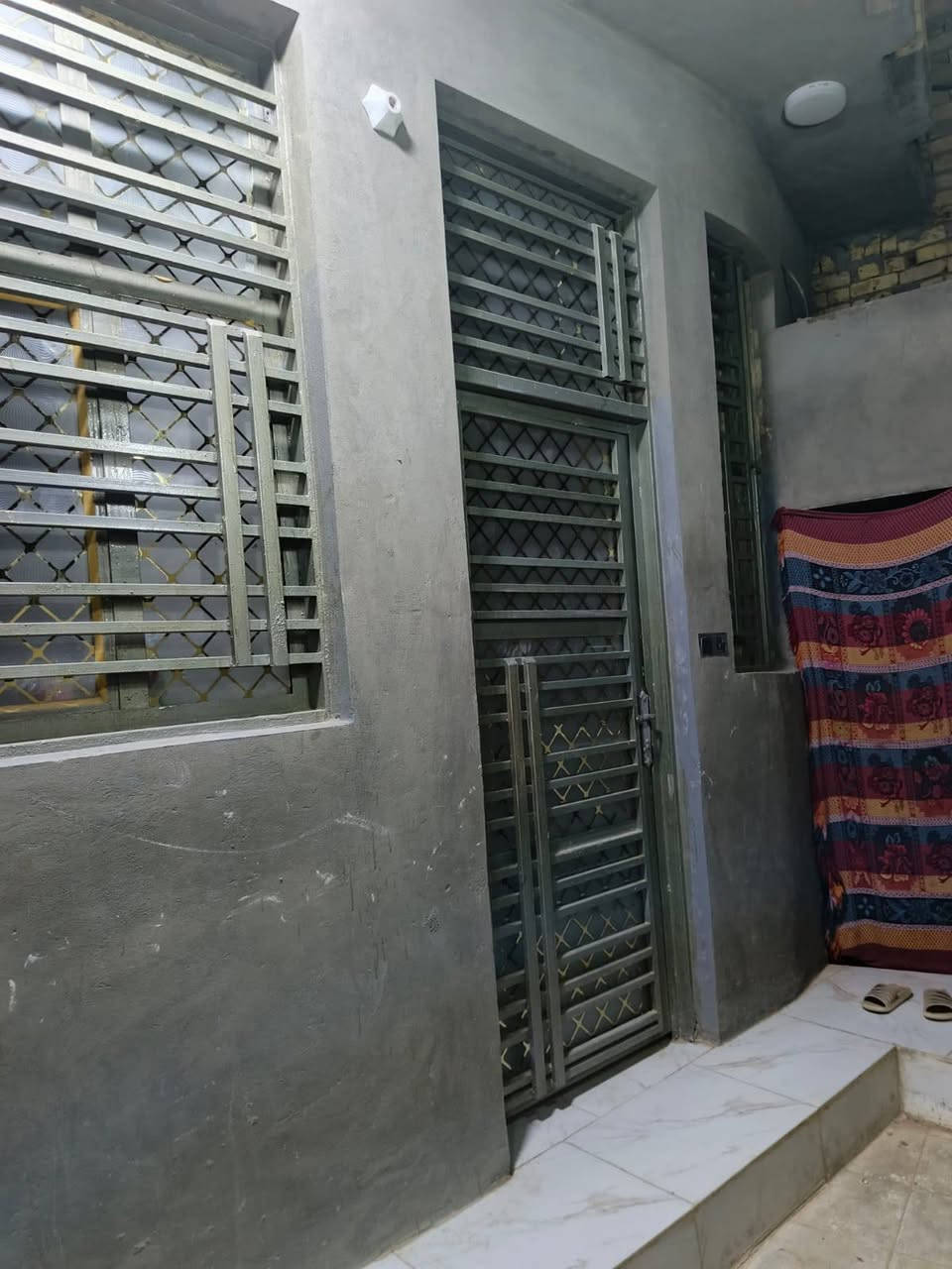 ياالله
اللهم صل على محمد وال محمد 

يوجد دار للبيع طابو صرف 
مساحته 126متر 

العنوان البيت الديوانية حي العسكري الاول قرب اسواق الامير وقريب عن محطه انوار الكفيل 
البيت طابقين 
وطابق الارضي يحتوي على غرفتين نوم وصاله ومطبخ وصحيات داخلية وخارجية واستقبال 
وطابق الثاني يحتوي على غرفتين نوم وصاله وصحيات وسطح 
البيت بناء حديث 
تاريخ البناء 2026 
البيت كله كونكريت مسلح 
خدمات كامله تبليط بالباب 
وقريب عن الشارع العام الرئيسي 

اي استفسار اتصال على ارقام التاليه 
*********** بإدارة ابورقيه العرداوي العقار 
***********
*********** بإدارة ابوامجد الكرعاوي العقار 
*********** هذه الرقم بي بس واتساب فقط 

ومراجعه للمكتب اسم المكتب الغيث للعقار 

عنوان المكتب حي العسكري الاول قرب مطعم كباب نذير الشارع مباشره
