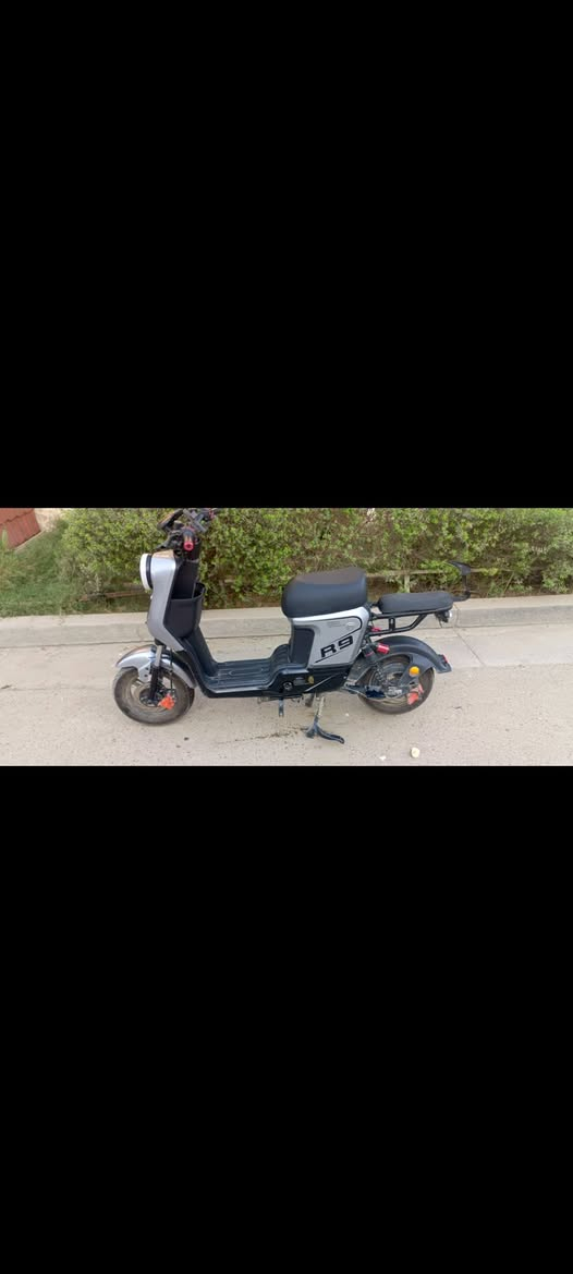 سلام عليكم 
دراجة شحن للبيع R9
بطاريات خمسه كبار 
لون رصاصي 
دبل اشاره 
اشاره يمنه يسره 
لايت عالي ناصي 
نظام الرجوع الخلفي R
صار 4 شهور مأخذها
دراجه ما مصلحه ولا مره كلشي مابيها 
مع شاحنتها 
وياها سله ومرايات 
السعر 350


**إذا كنت صاحب هذا الإعلان وتريد حذفه لأي سبب، رجاءا أرسل رسالة إلى الدعم الفني**