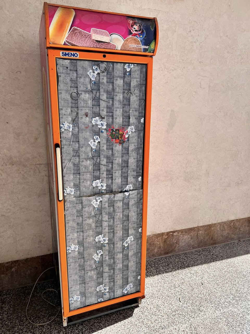 سلام عليكم يوجد براد مستخدم  و شغال يفيد اهل المحلات البسيطه 
بسعر ١٠٠  فلكه شارع عشرين   ***********
