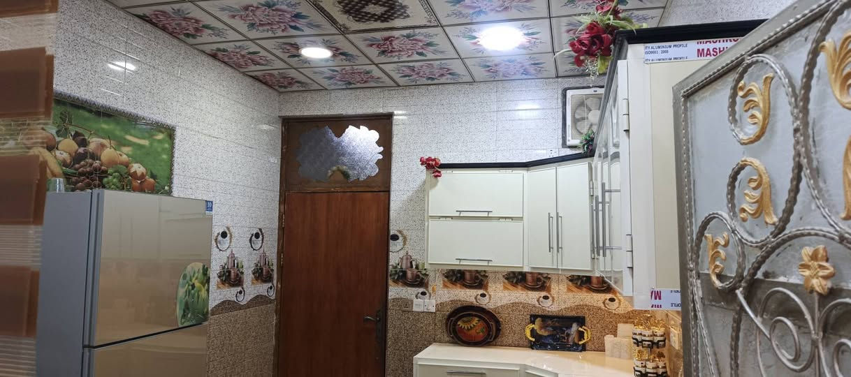 سلام عليكم يوجد لدينه بيت زراعي لبيع مساحته 210متر بي منام 3صاله مطبخ حار وبارد مساحته درج وكراج صحيات دخلي وخارجيه لبيت عالي عن شارع خدمات كامله مال  شارع مي مجاري كهرباء تبليط سعر 78 لمكان زراعي حي جمعيه قرب ملات صكر لحياني لي يريد يتفضل خاص لو يتصل على رقم الهاتف صاحب لبيت
*********** محمد
