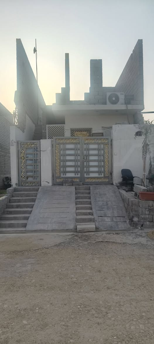 السلام عليكم دار للبيع حوالي التحرير مقابيل مجمع الصادق خلف دائرة المجاري طابو صرف مطلوب اسكان تقريباً من ال22 إلى 20 مليون تسديد بل شهر 189 ألف اتحب اسدد انتة أو أني بكيفك المشتري السعر 140 مليون قفل والسكان ينزل من سعر البيت للستفسار على الرقم ***********
