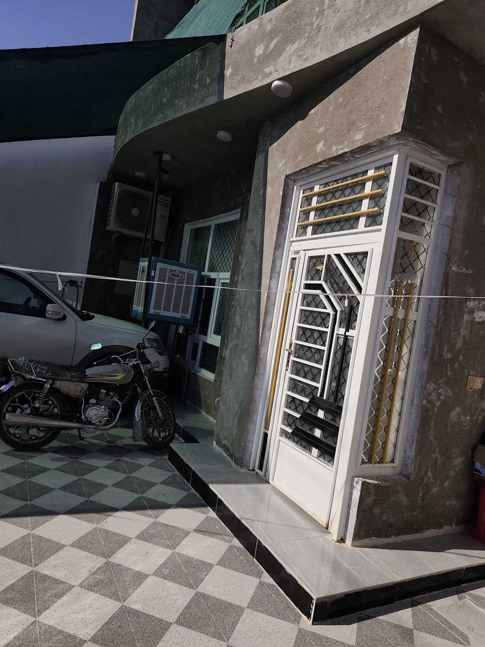 يحتوي على كراج وصحيات خارجيه + استقبال6×4ونص + مطبخ 4×4ونص + غرفة نوم 5×5 + صاله ومجموعة صحيات داخليه +منور
الطابق الثاني غرفتين نوم + صاله + مجموعة صحيات وسطح فول سيراميك وسقوف ثانويه بناء جديد

عنوان بعقوبه كاطون الرازي حولي المشروع قرب شعلان للاستفسار اكثر اتصال***********
