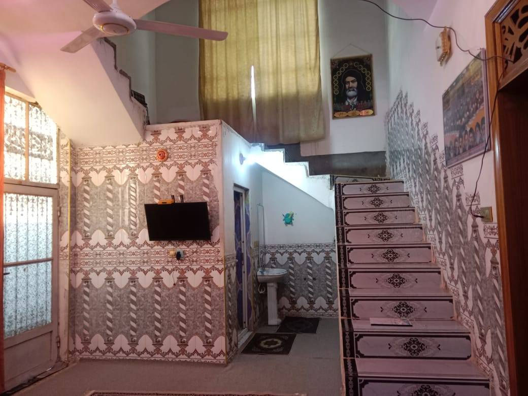 السلام عليكم بيت للبيع مساحة 200متر  زراعي سند 25 بأسمي يبعد عن الحولي 200متر  شارع عريض 12متر بيت ركن 
واجهية 10×20. يحتوي على غرفة واحدة فقط 5×4 
وأستقبال 7×4 ومطبخ4×4صالة6×4  صحيات داخلية و مجمع صحيات خارجية حديقة داخلية وحديقة خارجية وكراج بيت طابوك درجة أولى صب مسلح بناء جديد نضيف  
مكان  الحولي مقابيل حي الضباط شارع البزل  مقابيل ملاعب كرار حامد   للاستفسار ***********
