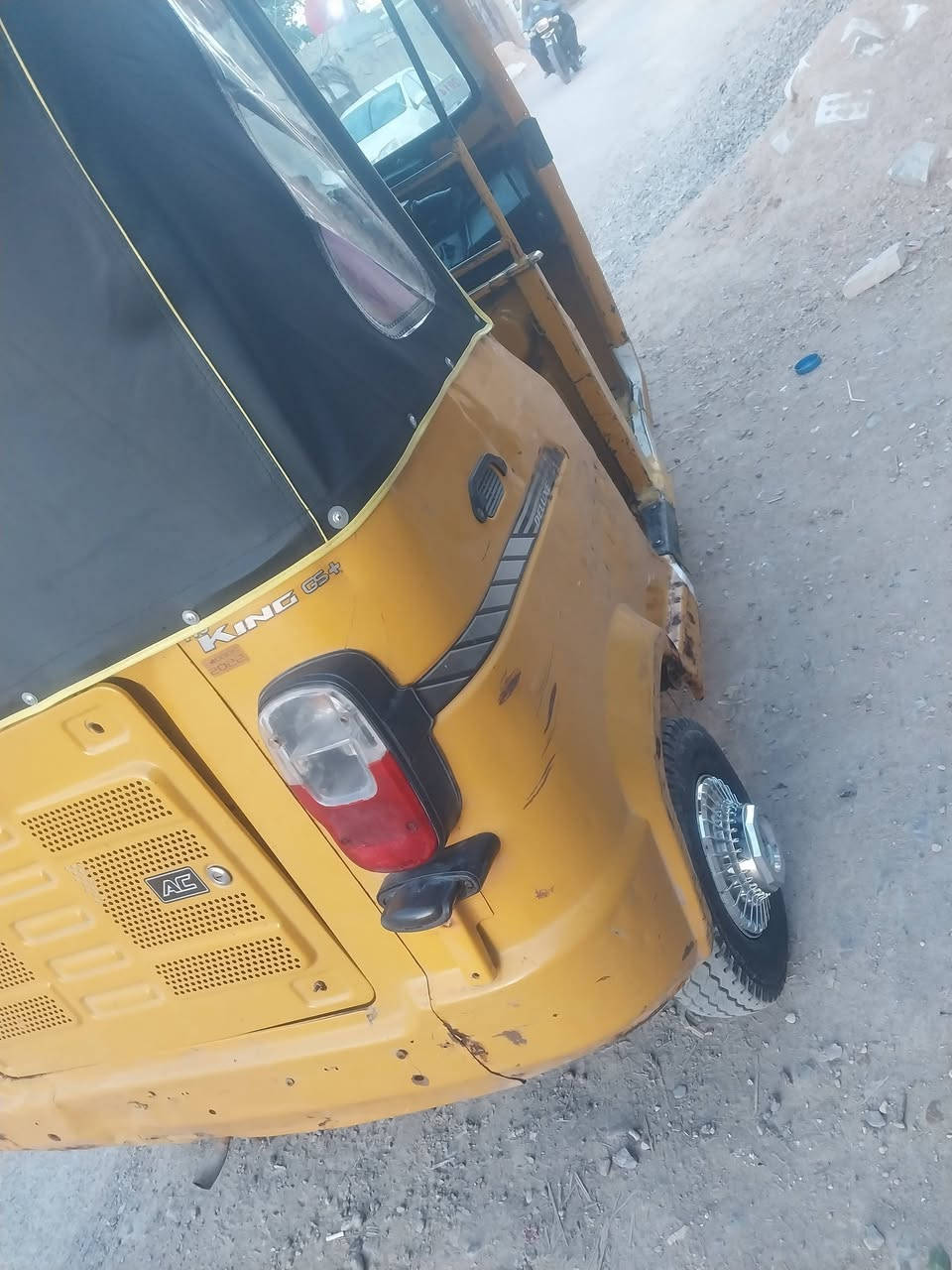 سلام عليكم تكتك للبيع ١٨كامله كبل للشارع ٧وراق كامله كبل للشارع سعر ٣وبيه مجال حق الجيه كلشي موضح بلفيديو مدينه الصدر ***********
