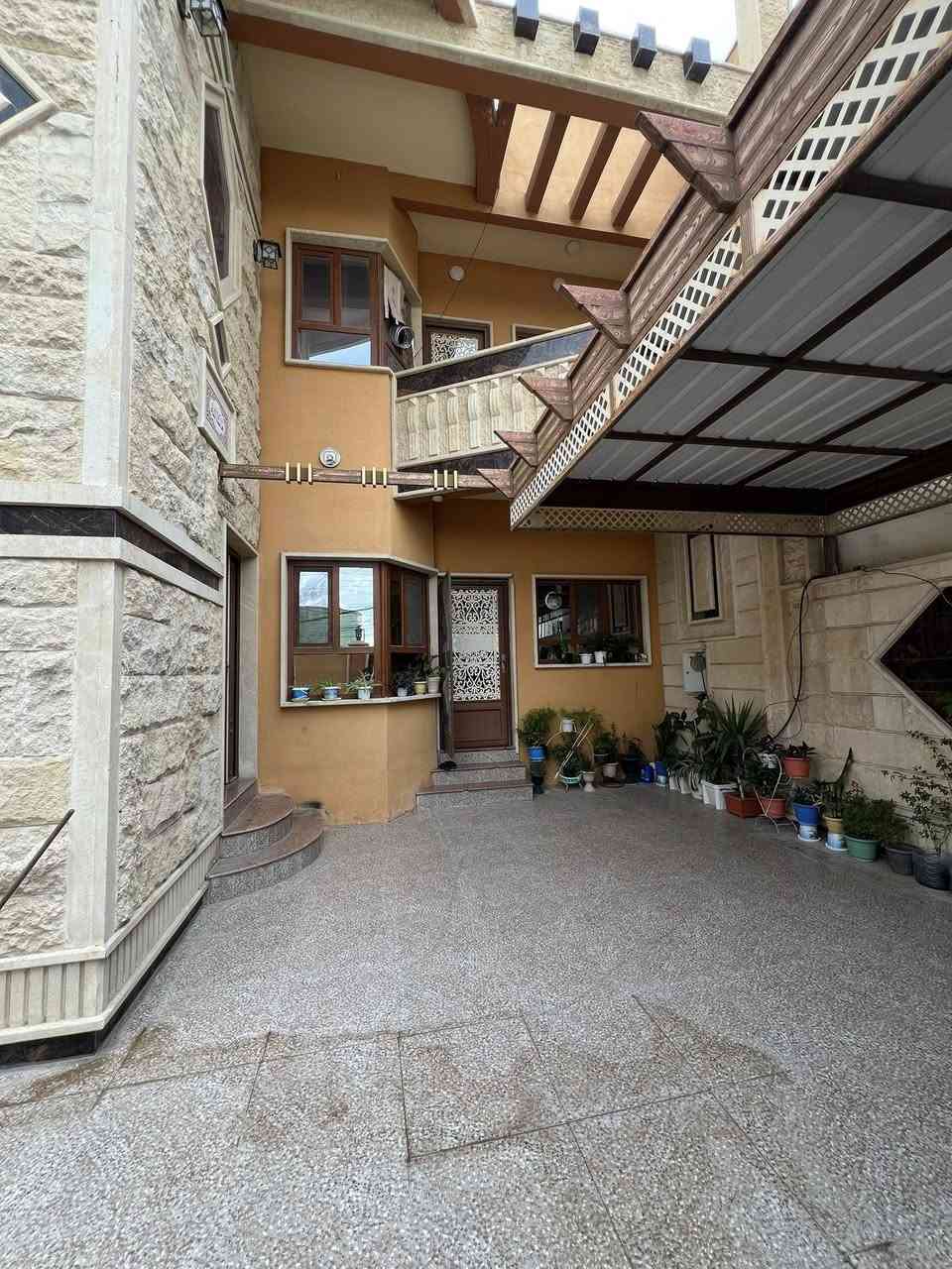 بيت للبيع🏠
🔴في حي الملايين الاولى قرب جامع الصواف.

بناء حديث ٢٠٢٠

🔴مساحة البيت ٢٤٠ متر بالسند وبي زيادة تصل ل ٣٠ متر

زراعي ملك صرف كرت بلدية 

🔴البيت يحتوي على غرف نوم عدد ٦ (وغرفة سويت)+ غرفة معيشة + استقبال ومطبخ وصحيات

🔴مناور عدد ٣ + كراج واسع + تواليت وحمام خارجي مشترك

+سطح ناصي وعالي

للاستفسار مراسلة الصفحة او الاتصال على الارقام:-

***********
***********
