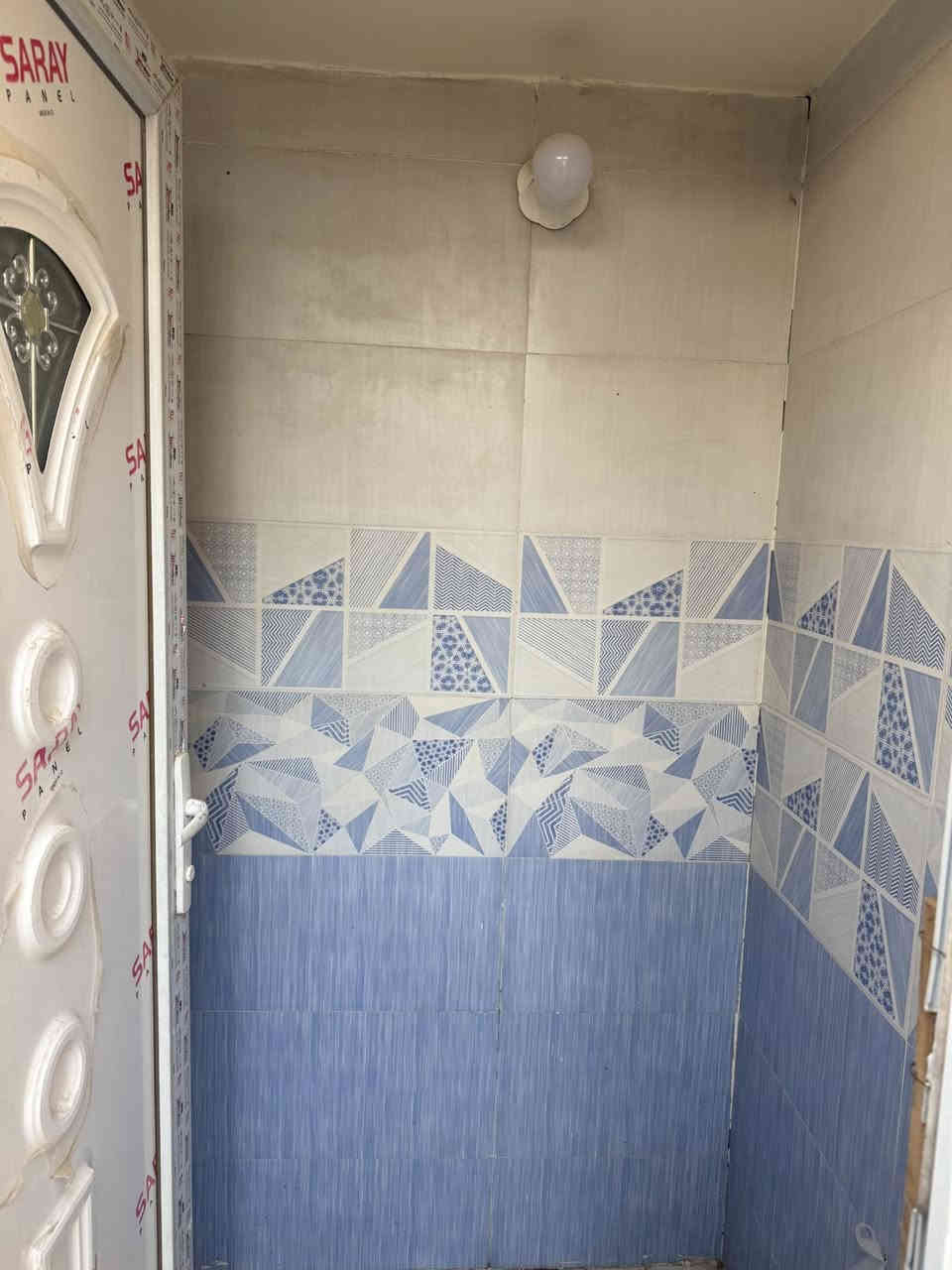 بيت زراعي للبيع المساحة 100 متر يحتوي غرفة وصالة ومطبخ واستقبال وحمامات داخلية وخارجية مكانه المناذرة حي المطاط قريب على السادة المجاهيل اساس كونكريت والسقف كونكريت والبناء طابوق جيري للتواصل ***********
***********
