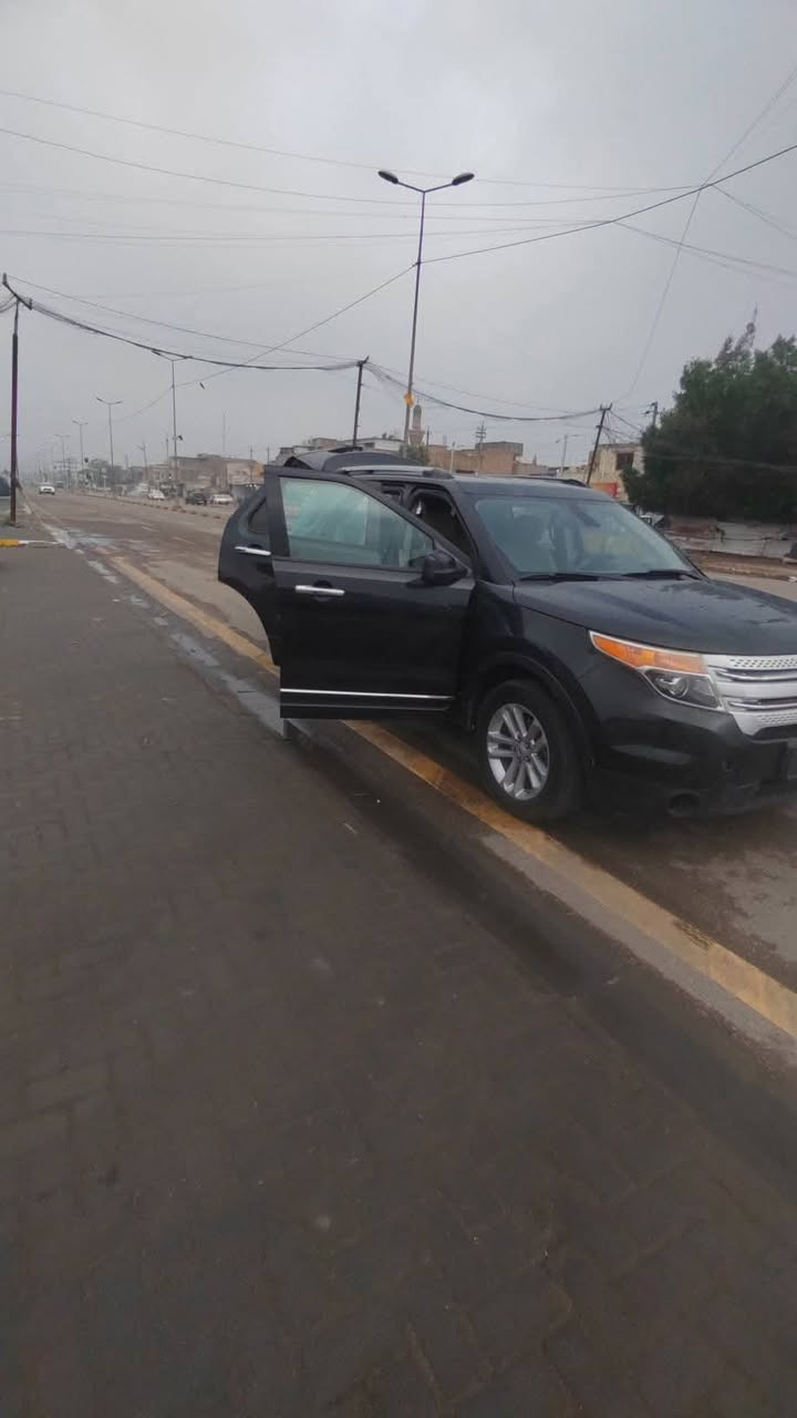 السلام عليكم. فورد اكسبلور 2013 بغداد تحويل مباشر. ٧راكب تبريد ٣قطع ماشية ١٢٠ الف ميل مكينة وكير وصدر وتبريد جيد شرط فور ويل قطعتين صبغ باب السائق والجاملغ جهة السائق فقط تدفئة شغالة. اي كلوب بالدشبول ماكو وحتى والسيرفس طافي. سيارة خير من الله وجاهزة. بغداد حي العامل *********** السعر ١٣٠ ومجال بسيط
