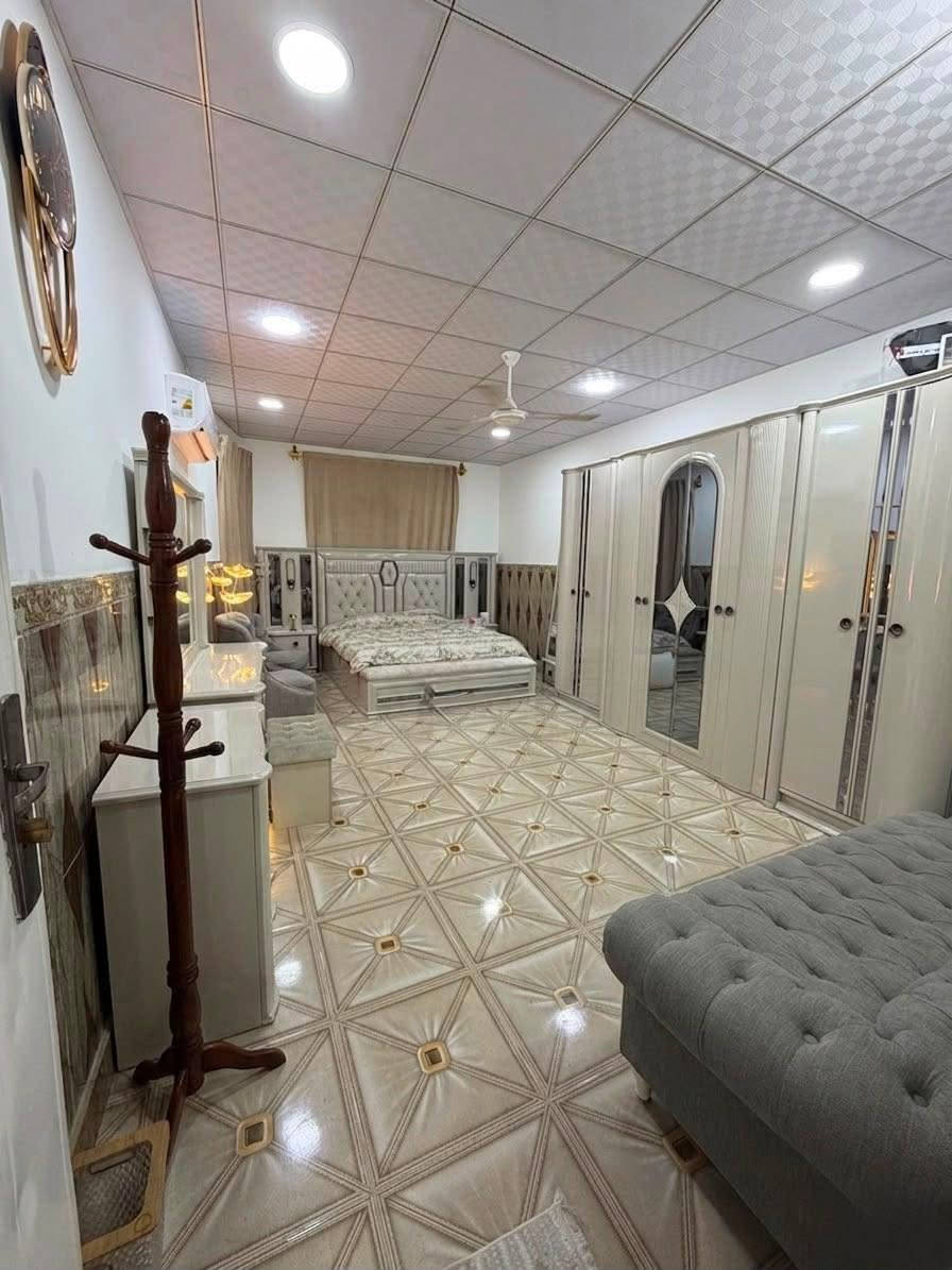 بيت في شارع المطار قرب جوهرة العرب قريب ع الشارع والشارع الي بصفه كله تبليط
مساحته160م يحتوي عله استقبال وصاله ومطبخ حار وبارد وغرفتين جوه وحديقه واسعه والطابق الثاني سويت كامل صاله وغرفه مساحته7x4 
وحمام البيت كله سقف ثانوي وسيراميك وكاشي بورسلين
*********** واتساب فقط 
***********
