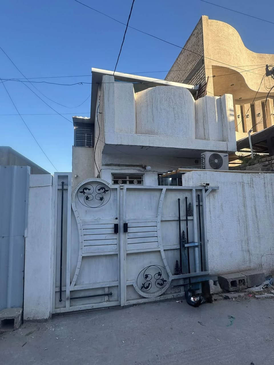 بيت للبيع المساحه ١٠٠
في حي الجهاد زراعي الحمدانيه 
قريب على تقاطع سوق حي الجهاد وجامع وحسينيه الامام علي ٣ دقايق مشي 
ويبعد عن السوك  اقل ال١٠ دقايق مشي 
منطقه خدمات كامله من كهرباء ومي ومجاري 
البيت في بدايه الفرع يعني موقعه جدا حلو ومنطقه هادئه 

يحتوي على طابقين ٣ غرف نوم
الطابق الاول هول ومطبخ وصاله من ضمن المطبخ وصحيات داخليه وخارجيه وغرفه نوم 5.5 وبي مدخلين مدخل للاستقبال ومدخل للهول والمطبخ 
الطابق الثاني غرفتين نوم بس بنائهن نص بناء ونص سندويج بنل 
السقف سندويج بنل مغلف بطبقه ايزوكام 
ويحتوي على حمام غير كامل 
وبالكونه على الشارع 
مساحه الغرفه الاولى ٥.٥ والغرفه الثانيه ٤.٥ 

السعر120  وقابل لتفاوض بعد الزياره 
للاستفسار اكثر واتساب *********** 

ما عندي صور تجي حضرتك تشوفه
