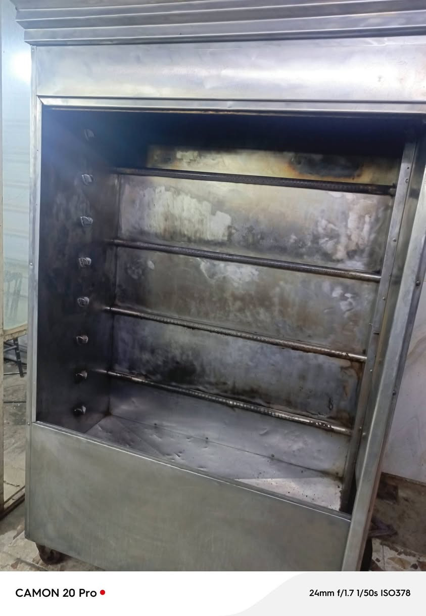 السلام عليكم للبيع شويات سوري اصلي مبطن ام العثمانية شيش السعر 350 ألف وبيها مجال  بصيط العنوان بغداد اليوسفية القصرالاوسط رقم الهاتف ***********
