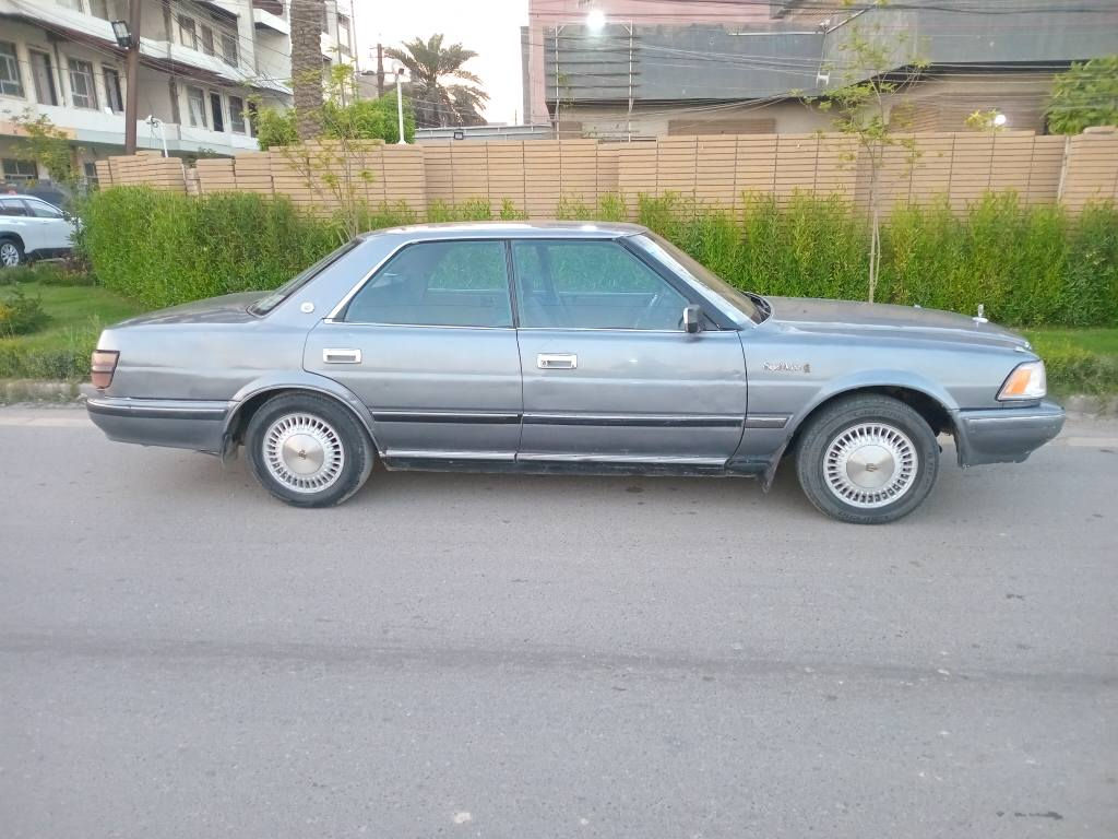 السلام عليكم للبيع تويوتا سوبر هارتوب موديل1991باسمي الرقم الدولي هزه جديده( ديالى) باي دائره يتحول اني محولها بالطوبجي  مصبوغه عام بدون ضربه قويه طخات وصبغ وجراد محوره استيرن يمنى كير ومحرك محور مال بطه قبل ٤ أشهر مال حاويه *********** مكان السياره بغداد العامريه السعر 35$ وتحياتي للجميع بغداد, العراق
