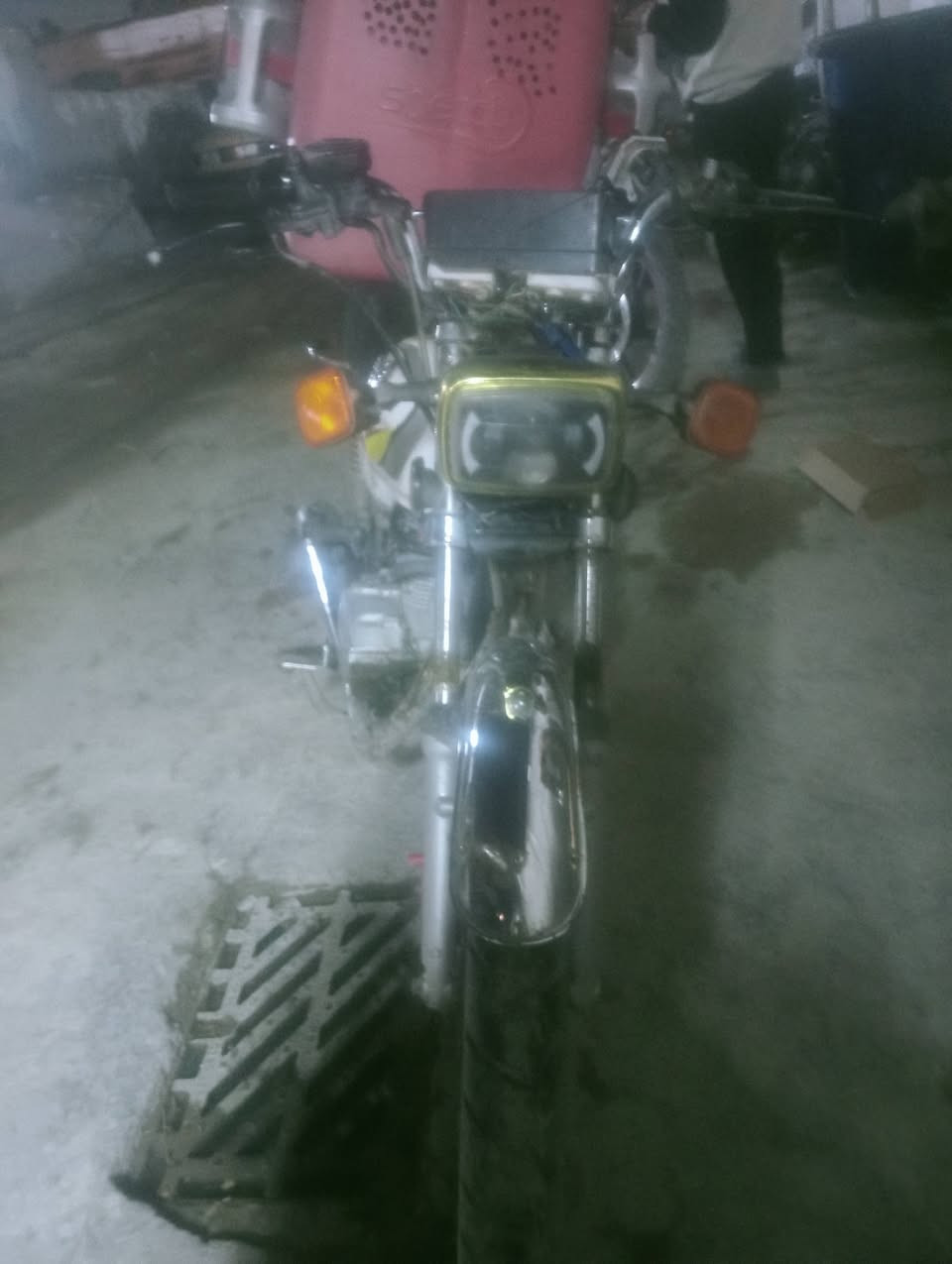 سيفان 5 كير موديل 22 دراجه نفس بالصوره مكينه حلوه ونشطه مكينه 150 سيسي كهرباءيات كلها شغاله باستثناء راجز سلف يرادله دراجته حلوه ومال شغل وبدون أوراق واكفلها الك من سرقه وعشاير السعر 500 الف وبيها مجال بسيط العنوان بغداد السيديه رقم الهاتف ***********
