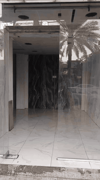 محل كبير للايجار(( حلاقة جيمو سابقا)) يقع على الشارع الرئيسي في منطقة ...