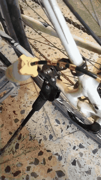 شباب ربنا يبارك بيكم ... ما تعرف مو عيب ...  كل نوع فرامل اله زيت خاص ...