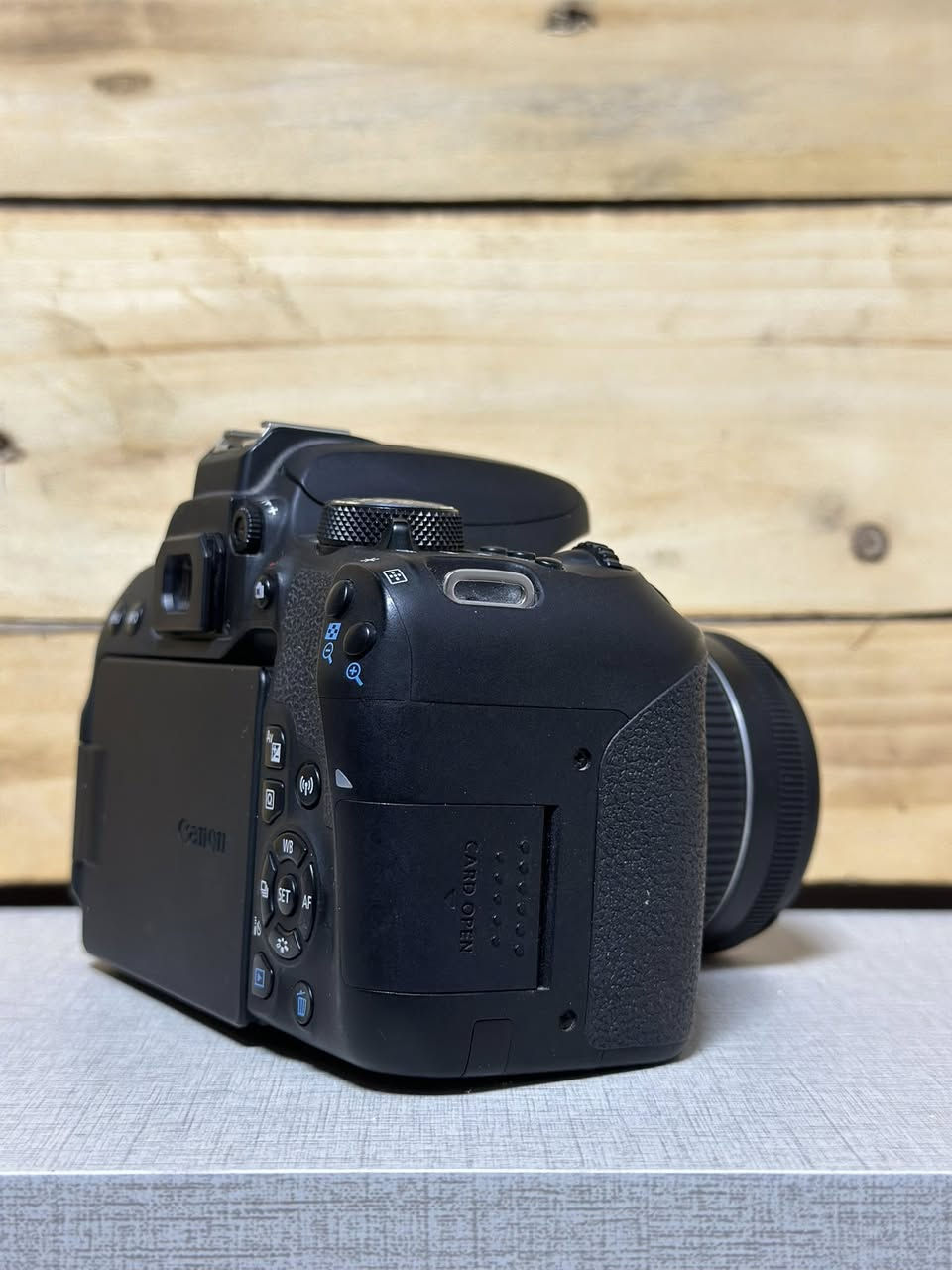 canon 800d للبيع
نظافة ١٠٠٪؜ استخدام اقل السنة بعدها بالضمان . الشتر مالتها 
1.6k
كامله هي وملحقاتها بالكامل حتى الاكياس

كاميرا كانون EOS 800D:
- *نوع الكاميرا*: DSLR.
- *السنسور*: APS-C CMOS بدقة 24.2 ميجابكسل.
- *المعالج*: DIGIC 7.
- *نظام التركيز*: 45 نقطة AF.
- *التصوير الفيديو*: 1080p ب٦٠ إطار في الثانية.
- *الشاشة*: لمس 3 بوصة قابلة للطي.
- *الاتصال*: واي فاي، NFC.
- *البطارية*: تدوم حوالي 600 صورة.
- *المواصفات الإضافية*: تصوير مستمر 6 إطارات في الثانية.
 السعر : ٤٠٠$ 
متوفر توصيل لجميع انحاء العراق


**إذا كنت صاحب هذا الإعلان وتريد حذفه لأي سبب، رجاءا أرسل رسالة إلى الدعم الفني**
