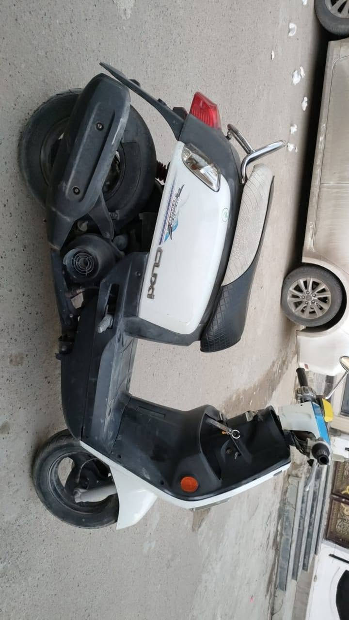 (بسم الله الرحمن الرحيم )
السلام عليكم 
دراجة ماكس بوليس مسطره 
الدراجه خير من الله  
المكينه بلادي + ما مفتوح بيه اي شي على وضع الوكاله 
عداد اكتروني 
كابريتر بلادي  
كلج امامي ابلادي 
كلج خلفي بلادي 
سلف بلادي شغال 
اشاير بلادي 
والمكينه تخبل 
 معدل تقفل 110 ضبط 
اكفله الك كفاله عامه 
السعر:850 
وا ان شا الله بيه مجال للطيبين 
الرقم :***********
مكان :بغداد مدينه الصدر
