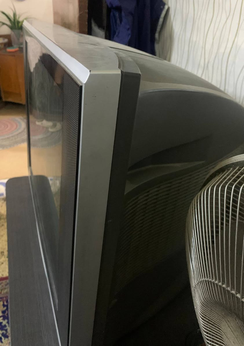 السلام عليكم
عندي تلفزيون شغال و نضيف مع الريموت 
ماركة بانسونك 
رايده 20 الف 
مكاني الكراده 
***********
