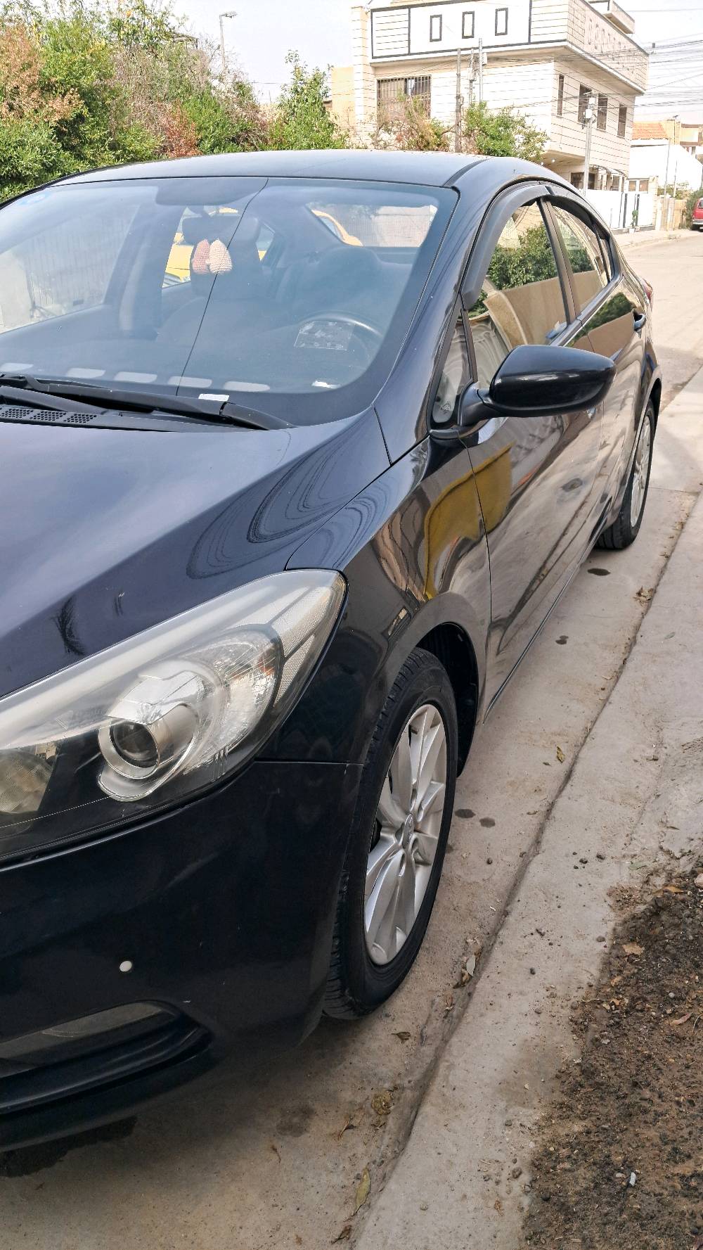 السلام عليكم ورحمة الله كيا سيراتو للبيع وكالة الشركة الدوليه  موديل2015 نظافة السياره شوف العين والفحص أن شاء الله عندي بيها باب الخلفي الأيمن بدلته أباب أصلي أثر شخط نافذ وطلقه بالقمارة بيها والسونار موضح كلشي كير مكينه جيد جدآ مكفولات من الفتح تخم تاير جديد السياره ماشيه 156الف كم السنويه بأسمي مكاني بغداد حي الجهاد السعر 113$وبها مجال بسيط للأستفسار الاتصال بالرقم ***********