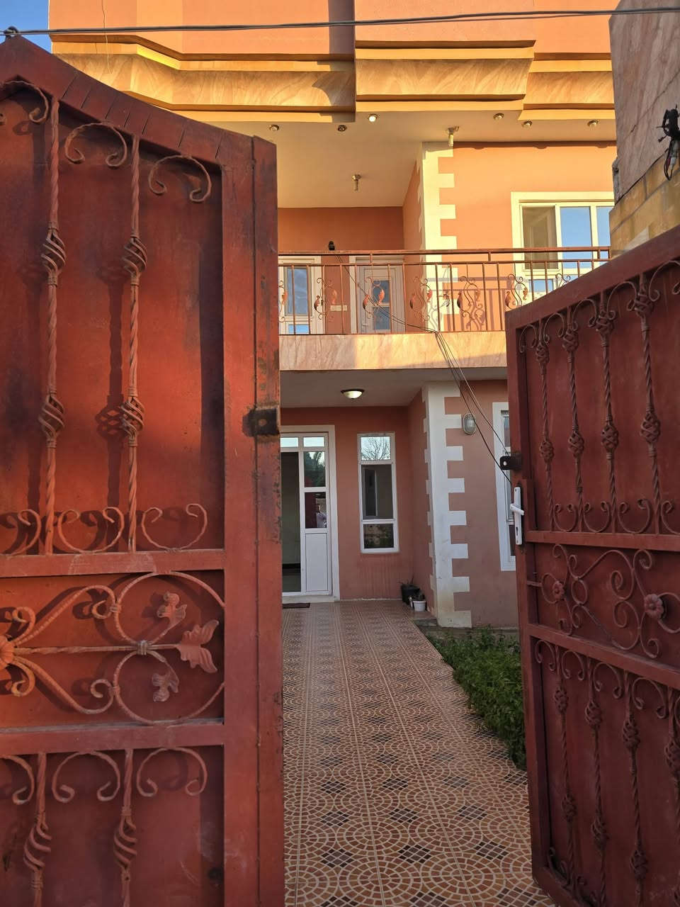 للبيع بيت B2 ( بيتو طابقين ) في مرحلة السمنت اول شارع من جهة الثالثه جاهز ونظيف للسكن يحتوي على اضافات كما موضح في الفيديو السعر ٦٣ مليون وبي مجال بسيط للتواصل ع الرقم ***********
