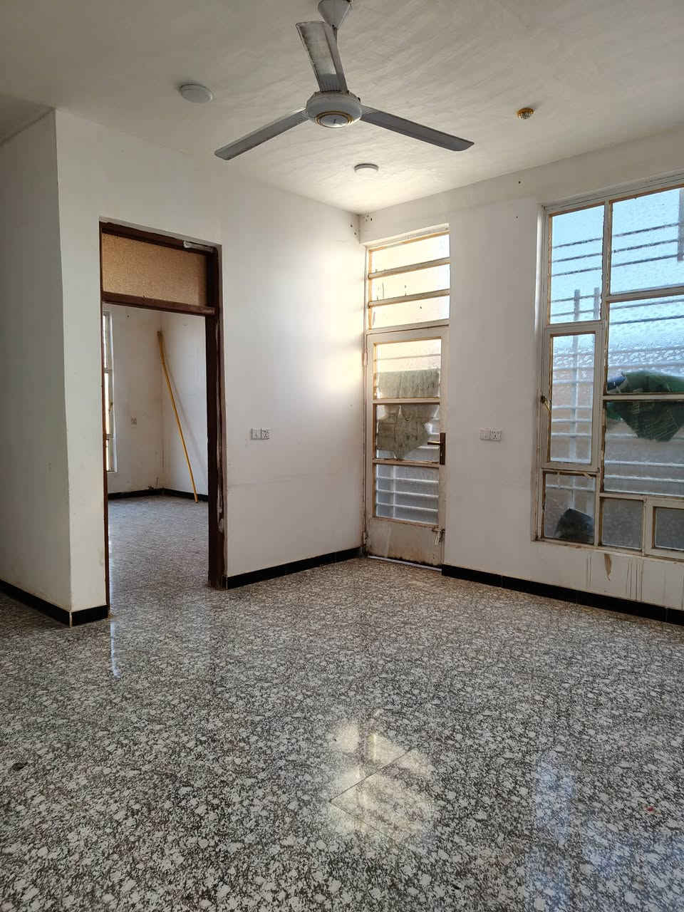 بيت للبيع العنوان مشروع أبو فياض نزلت الكطنيه عل شارع الكطنيه الفرعي تبليط ومي جواك وكهرباء فوكاك 
يبعد عن الشارع العام 300 متر السعر 25 مليون 
***********
