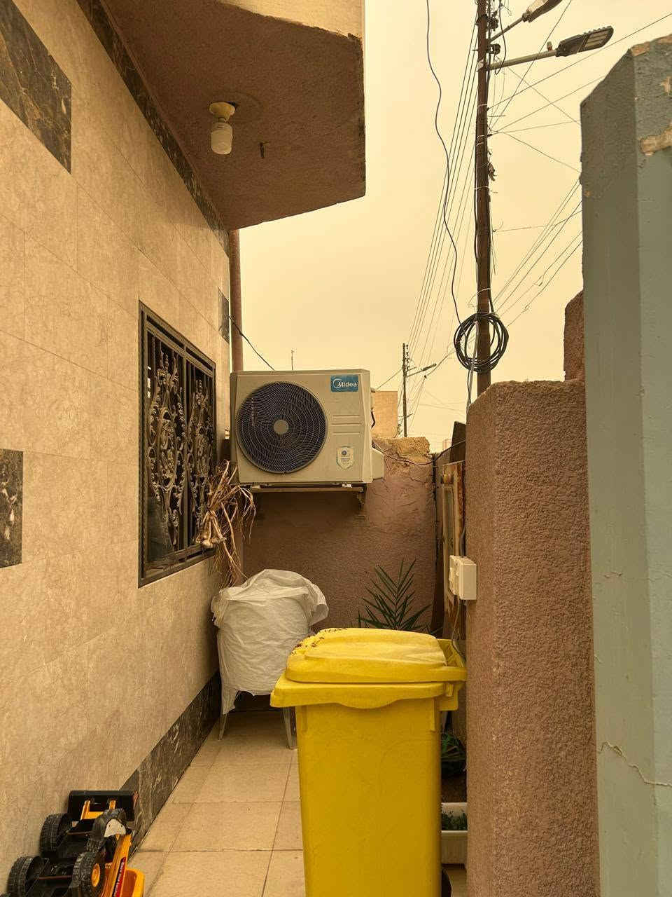 بيت للبيع البصرة الجبيلة شارع المصلحة بجانب دائرة المادة 140
* المساحة 100 م ركن على شارعين .
* بناء 2010 .
* طابقين 3 غرف مع حمامات عدد 2 وصالة ومطبخ وكراج و ترك حولي .
* حالة البناء جيدة جدا جاهز للسكن.
* ملك صرف بأسم المالك المباشر.
* يبعد عن الشارع العام 50م . 
التواصل مع صاحب العقار مباشرة
رقم الهاتف / واتس اب  ***********
