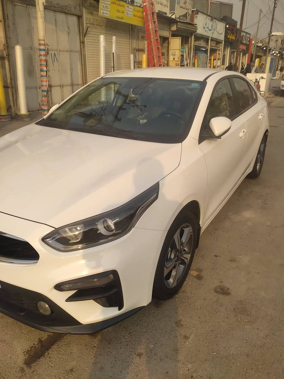 السلام عليكم..
للبيع كيا سيراتو  2021 رقم بغداد الجديد تحويل مباشر هزه جديد السياره مكفوله كفاله عامه عدا شخط بالباب العكس السايق وبارد مقدار شبر بالباب الخلفي ماشيه  66 الف حقيقي استخدام شخصي 
السياره داخل لونيين تبريد أمامي خلفي حساس خلفي خمسه ويل كب تخم تاير جديد باتري جديد السبير جديد 

السعر    /  160$ وبيهه مجال بسيط 
العنوان  /  بغداد  الصليخ الجديد 
للاتصال  / ***********
