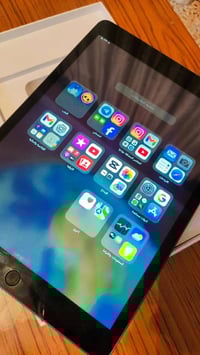 ايباد 9 ذاكرة 64 بطارية لا تقل عن 85 نظافة ‎%‎90 للبيع السعر 275 او لل...