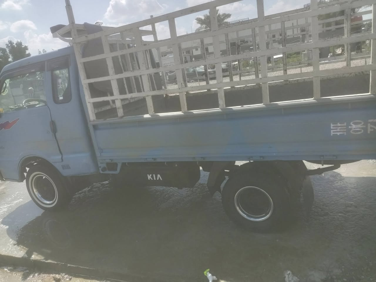 السلام عليكم سياره كيا حمل للبيع مدير 96 مكينه جديده سياره ما تعبانه داخل تخم تاير كله بكيس جير ومكينه شرط شراي على رقم التلفون***********
