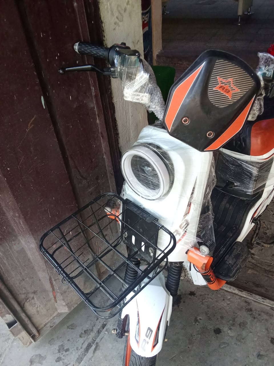 سلام عليكم دراجه شحن جديد R9
جديد دراجه اربع سرع خمس بطاريات جديده مكان بغداد 
***********
