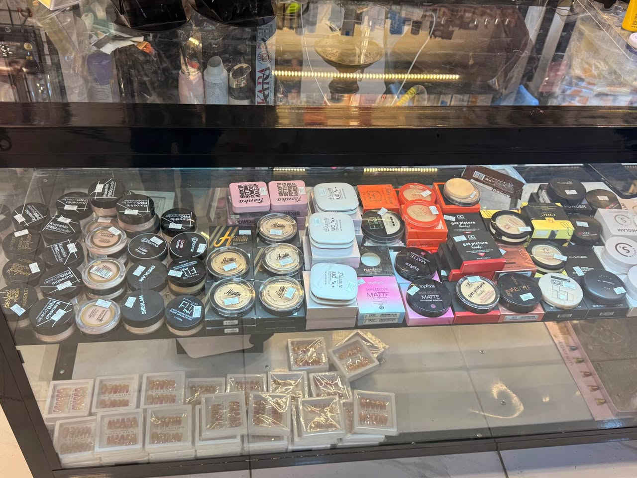 بضاعة كوزمتك للبيع شلعه كامله 
للاستفسار مراسله الصفح 
سبب لبيع توسيع المكان 
*********** الميمونة, ميسان
