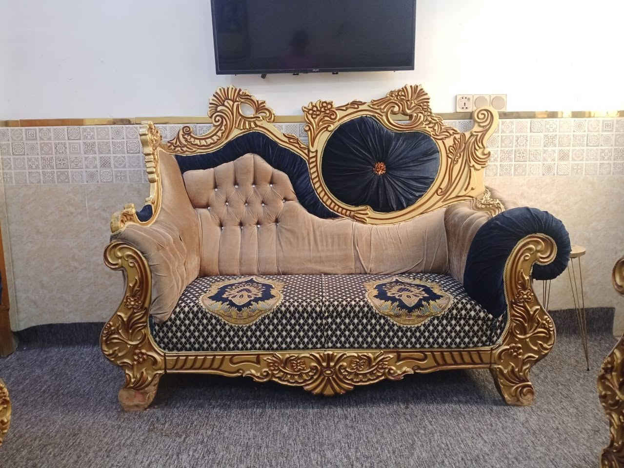 11 مقعد
 القطع ثنين كبار وثنين كراسي وحده وسط
بسعر 450 الف 
كربلاء شارع ميثم التمار 
***********
