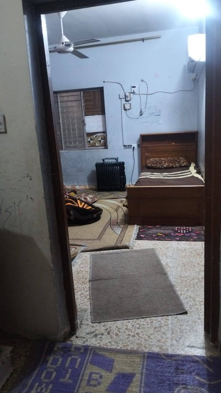 السلام عليكم 
بيت مساحة 200م للبيع 
الطابق الارضي عكادة 2 غرف نوم واستقبال ومطبخ وحمام وتواليت داخلي وخارجي والطابق الاول مسلح 3 غرف نوم وحمام وسطح 
والطابق الثاني غرفة ساندويج بنل 3*4  وسطح ينفع لبناء غرفة او اكثر 
موقع البيت حي العامل محلة 803 ز77 شارع مدرسة سمو العراق الاهلية 
للاستفسار اتصل على الارقام التالية 
***********
***********
