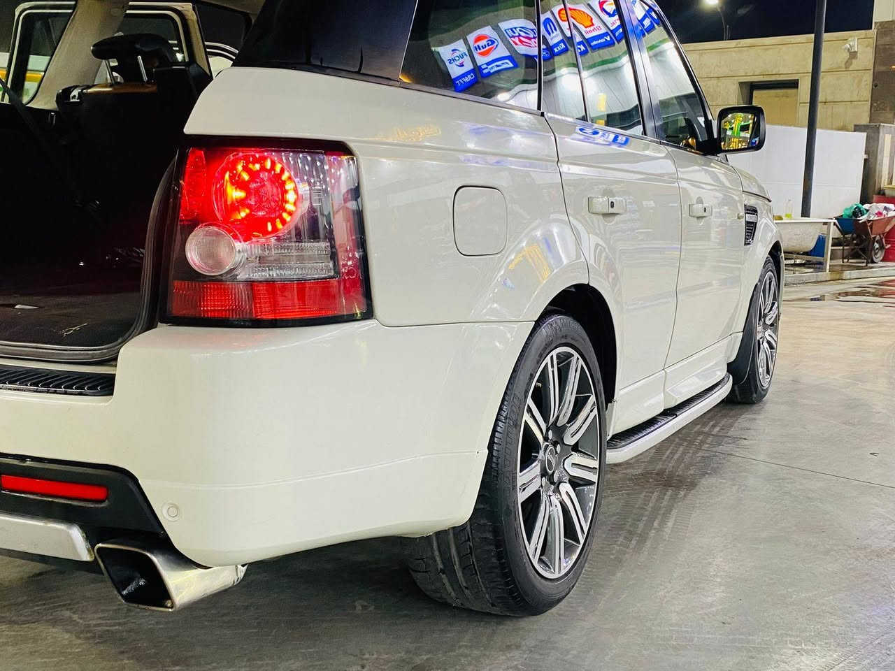 رانج روفر  سبورت موديل 2010   
مكينه V8 بدون سوبر مكينه تنفس طبيعي
صندوك شفط   
ستيرن كهرباء +هيتر   
فتحه سقف   
جوبلس تصعد وتنزل   
مري شفط 
مقاعد كهرباء 
داخل جلد بيجي 
شاشه وكامره خلفيه   
مقعد خزن ميموري    

🎖️🎖️🎖️ سنويه ل 2030 
   كير ومحرك كفاله سياره جديده
 بدون اي نقص   تخم تاير. صدر امامي خلفي جديد  
   العنوان بغداد 
رقم بغداد بأسمي تحويل مباشر  

السعر 120 وبيها مجال 

رقم صاحب سيارة 
 ***********
سيد أمير
